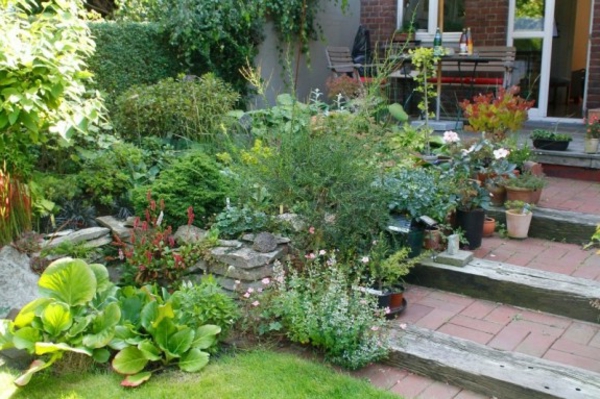 hermoso frente jardín-jardín-escaleras-auto-construir-muchas plantas verdes
