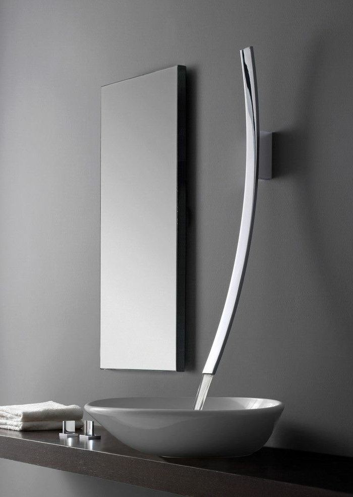 szép-nappali-rossz-szürke falak minimalista fürdőszoba berendezés-elegáns-fürdőszoba kiegészítők