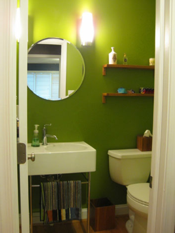 مرآة جميلة بلون الجدار في الحمام ، مرآة خضراء ومغسلة