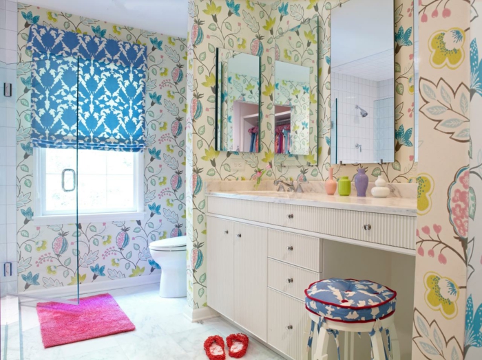 Gyönyörű fürdőszoba díszítő ötleteket színes tapéta otthonos légkört