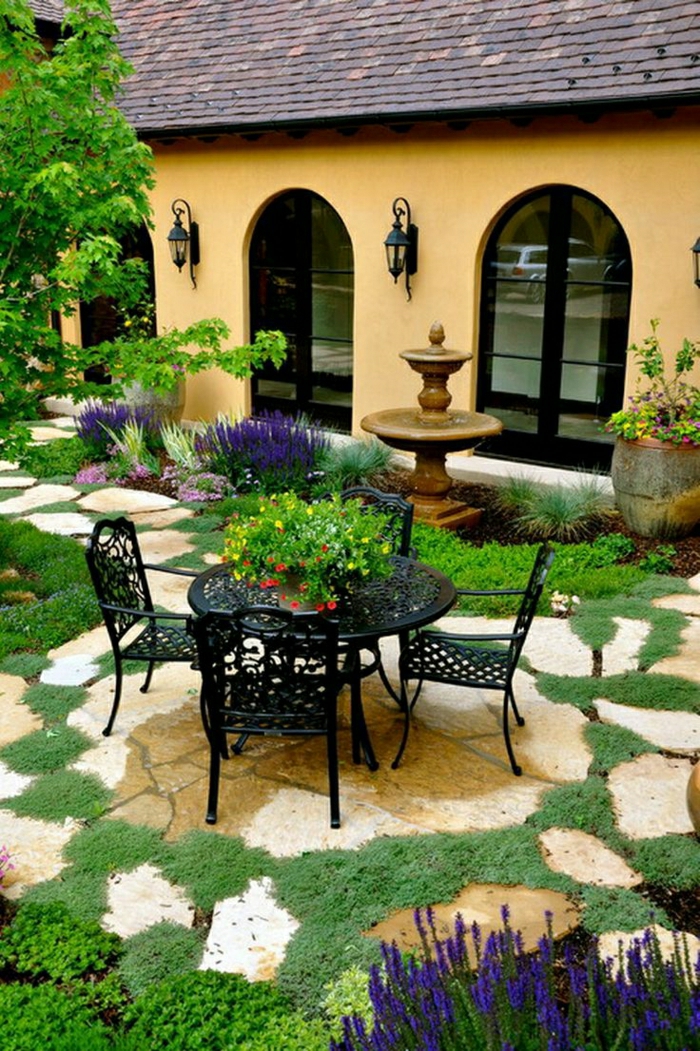 belle maison fontaines jardin-table-chaises ouvragées jardin de fleurs de fer