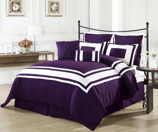 красиво легло-лилаво-легло в спалня стена в бяло