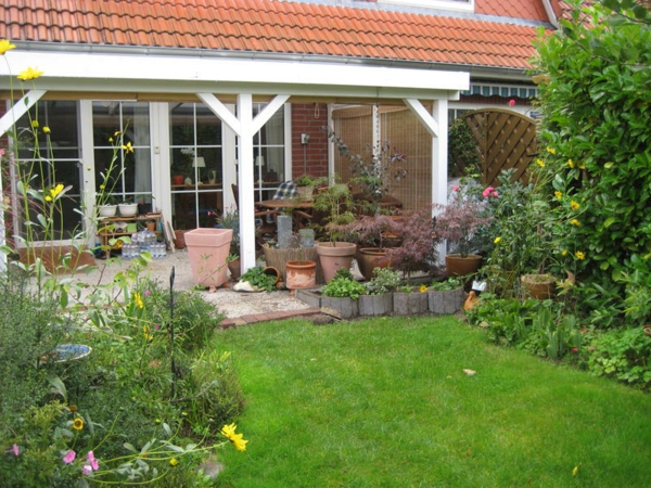 gyönyörű ház-veranda-önépítő zöld fű az udvaron