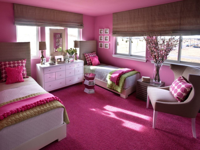 bonita chica de la habitación de color rosa-en-color-con-persianas