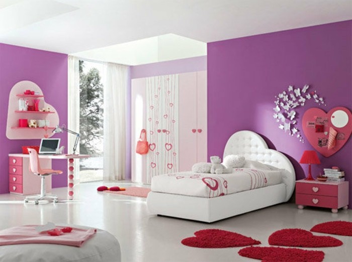 красиви момичета-стая-червен килим-и-лилави стени
