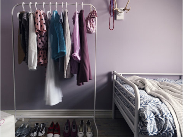 красив модел на дрехи - пръчка за стена - дизайн на пурпурната спалня
