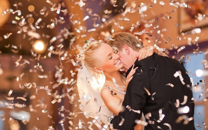 красива и романтична сватба снимка танци булката и младоженеца