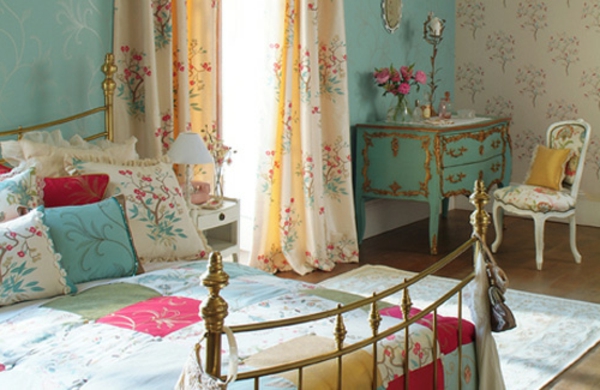 חדר שינה יפה בסגנון כפרי - ריהוט צבעוני, וילונות וכיסויי שמיכות