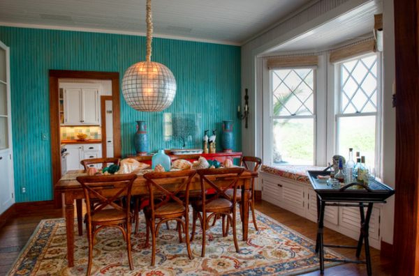 szép-nappali-with-türkiz színű fal és fából készült bútorokkal Színes szőnyeg-
