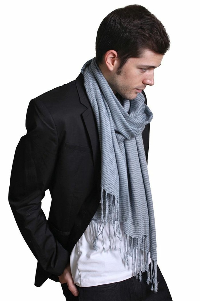 écharpe cravate-homme-avec-un-noir-manteau et un foulard gris