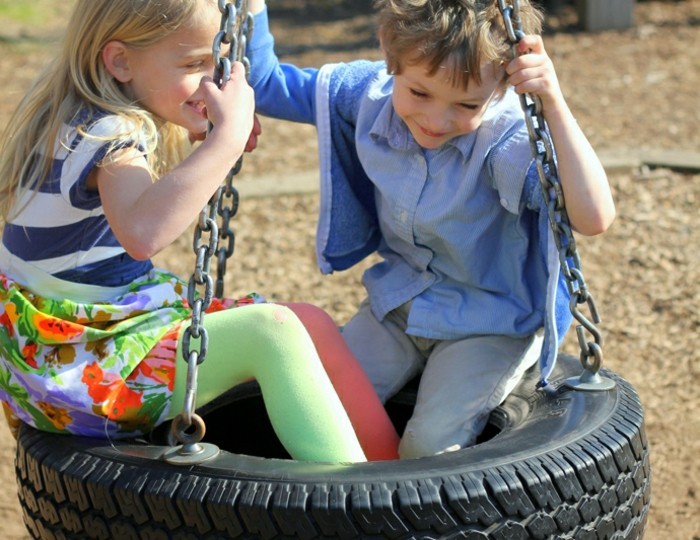 ljuljačka-od-auto zrele i-dva-djeca-ima-super-koriste za reciklažu guma