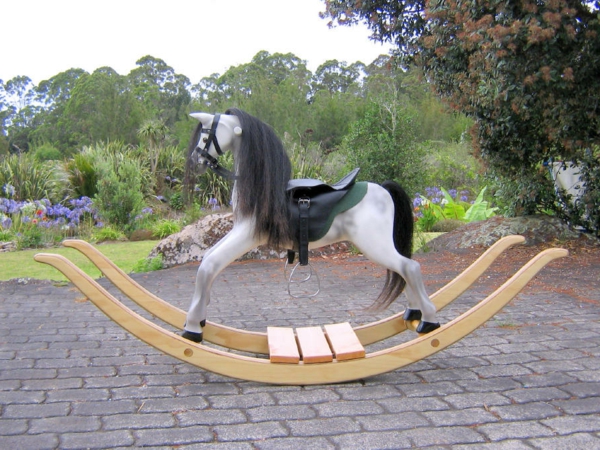 ljuljačka-za-odrasle-zanimljivo-konja od drva