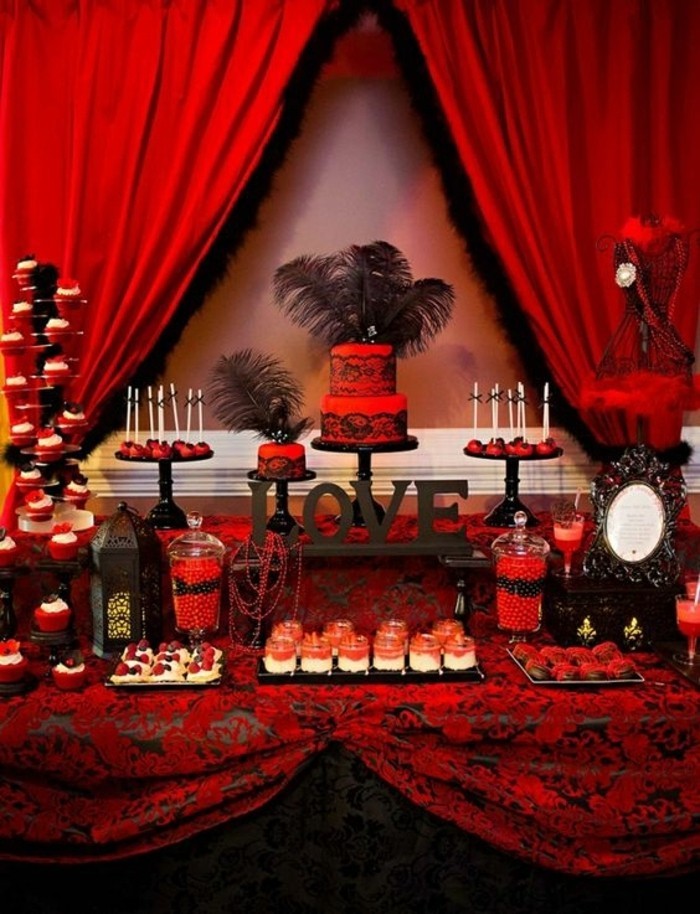 elegante decoración de mesa de las ideas-en-negro-y-rojo-con-plumas-como-acento