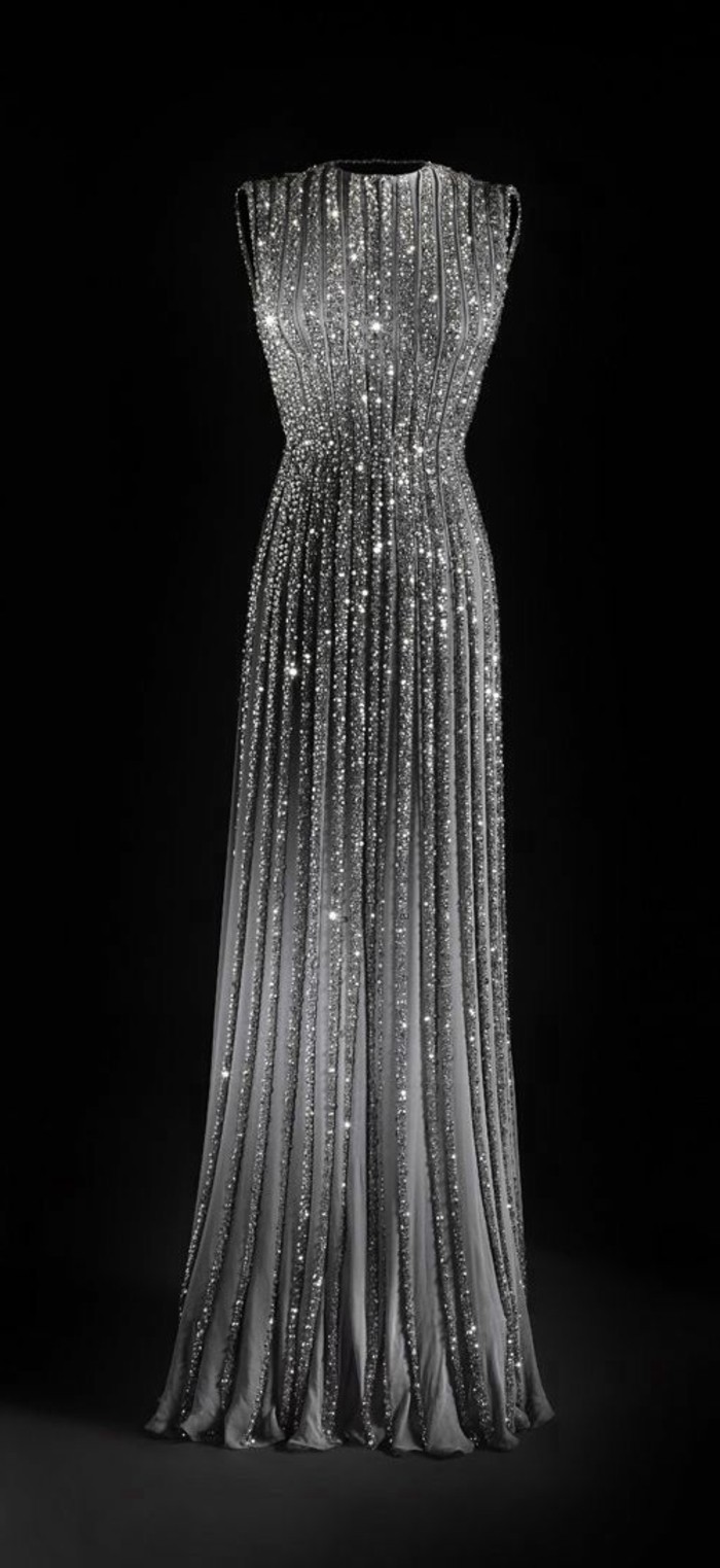 šik haljine Long-siva večernja haljina-sa-više-kristal-crno-pozadina