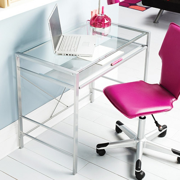 智能办公桌与玻璃板粉色椅