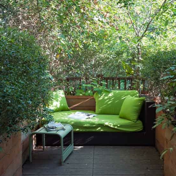 шик-зелено-модел-в-елегантен-малък двор от sofa-