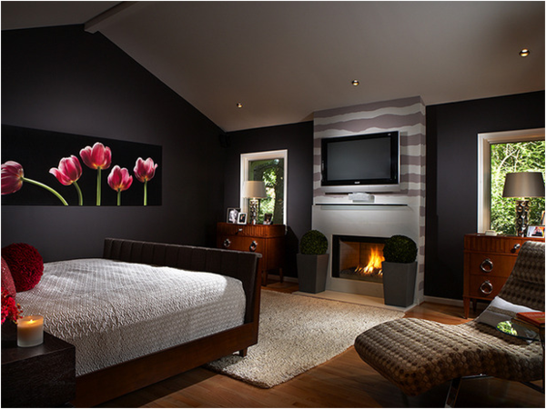 أنيقة-رومانسية-غرفة نوم-تصميم-مع-داكنة الجدران وعلى بعد الفاخر-الموقد