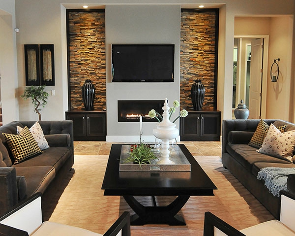 A modern nappaliban díszített és luxus kandalló található