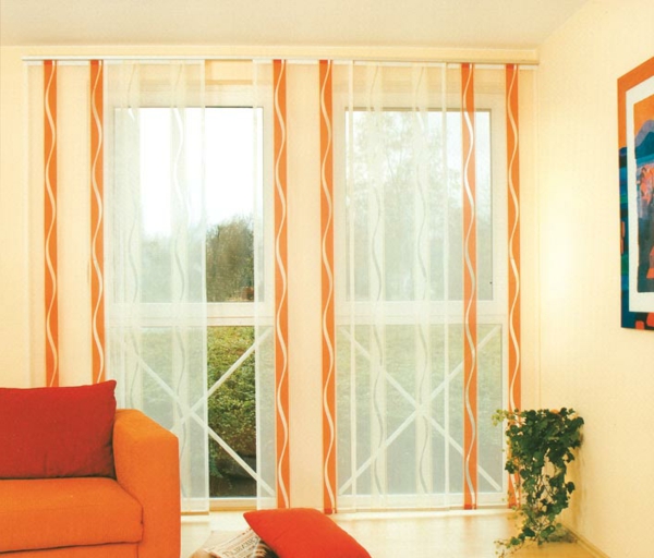 cortinas-con-líneas-naranjas-en-la-sala-transparentes