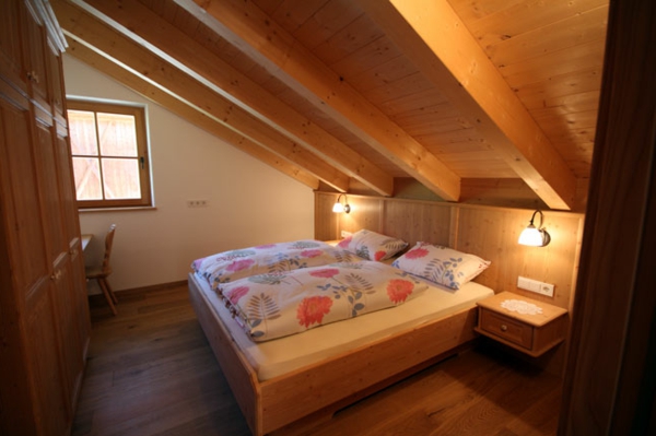 drveni krov za malu spavaću sobu