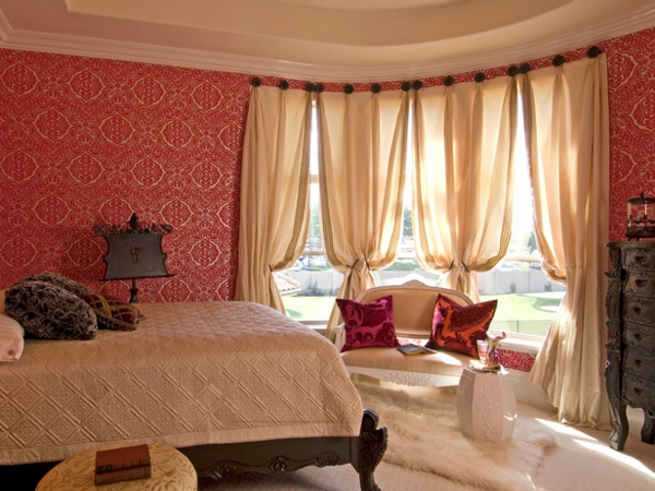 спалня-украса-прозрачно-завеси-високо легло и мек килим в бяло