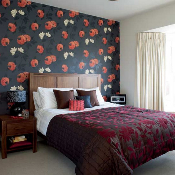 Pinturas rojas y ockra en la pared gris en el dormitorio