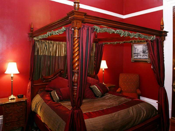 спалня-дизайн-фантастичен-легло-с-червени завеси
