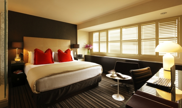 बेडरूम डिजाइन-ठाठ-अंधा और बिस्तर के साथ-दो लाल फेंक