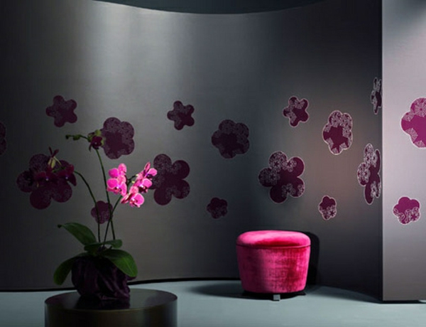 الزهور الوردية واللون الأساسي الأسود لتصميم الجدار في غرفة النوم
