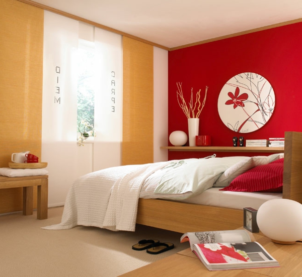 makuuhuone-väri-punainen-seinä-valkoinen vuodevaatteet