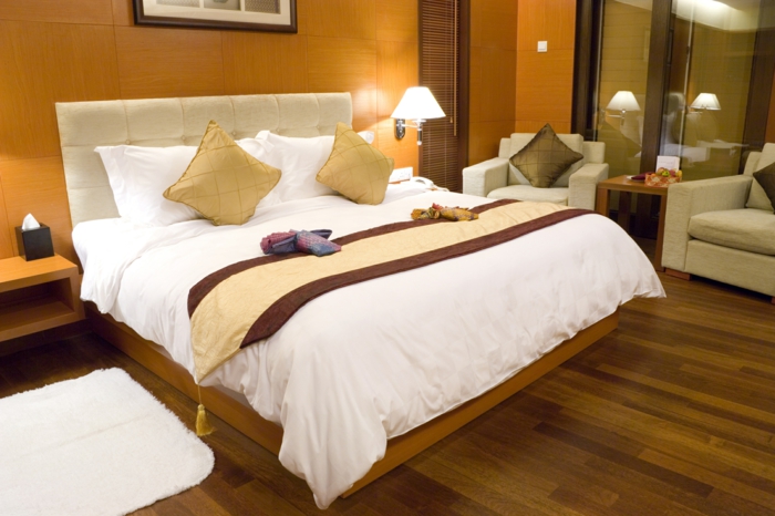 نموذج أبيض - سرير جميل ووسائد ذهبية