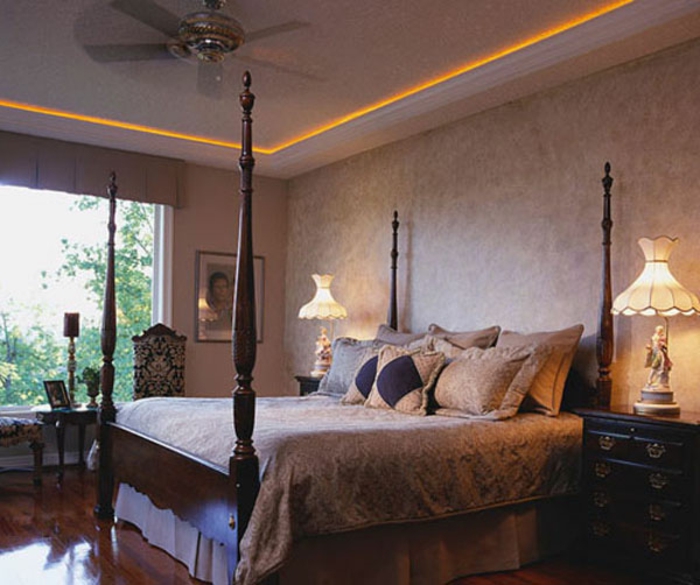 غرفة نوم مع سرير مغطى بأربعة أعمدة والأرضيات الخشبية