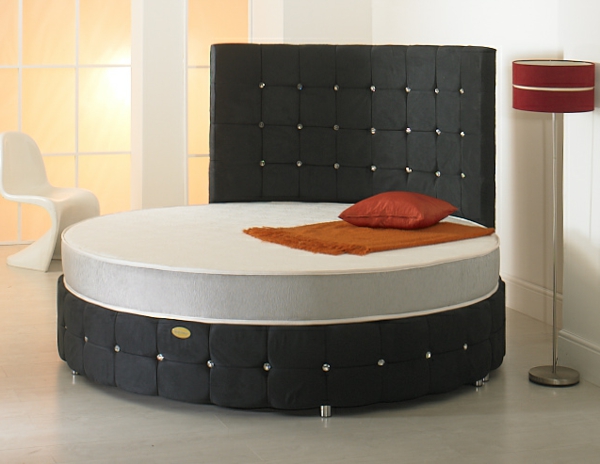 спалня дизайн кръгла легло табла в черно