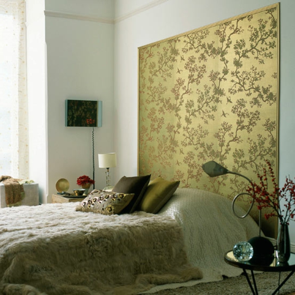बेडरूम में दीवार पर पेंटर्स स्कार्फ्स के साथ गोल्डन-रंग का ब्लैकबोर्ड