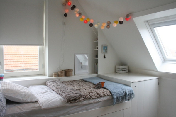 Спалня-в-таван-скандинавско-легло-висящи светлини над леглото