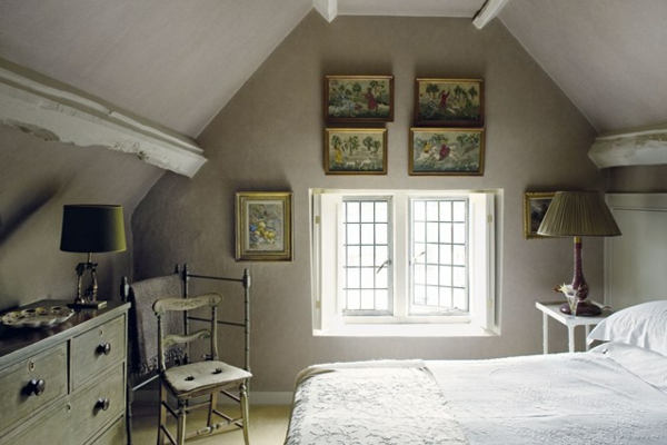 makuuhuone-jossa-katto kaltevuuskorjatun yksinkertainen ja-kauniita