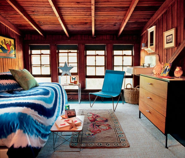 спалня-с покрив скатен дървен таван стая