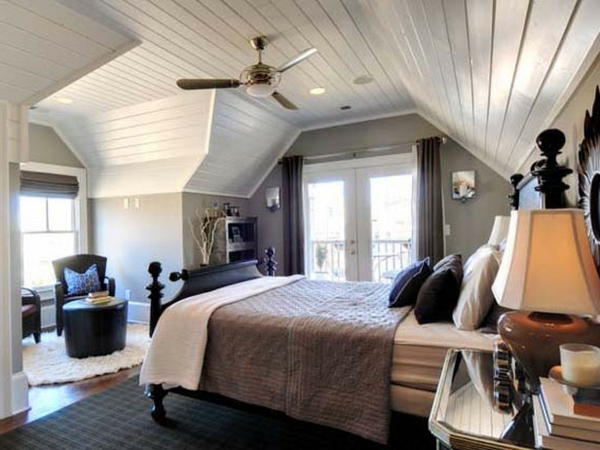 השינה-עם-גג משופע רגיל בחדר-עיצוב