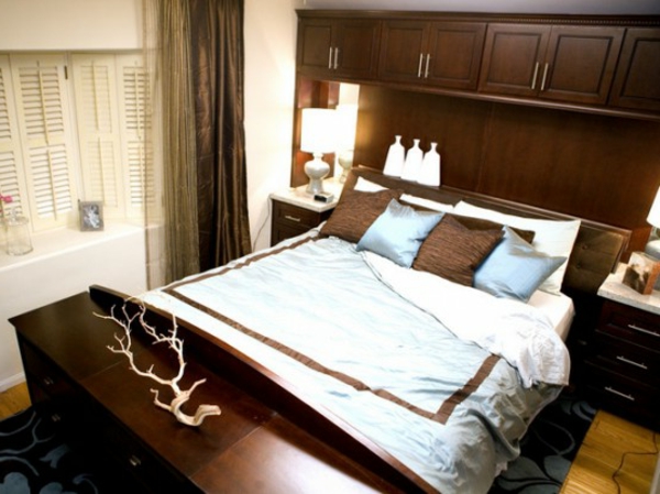 makuuhuone-jossa-mielenkiintoinen väri yhdistelmä sänky, jossa tyylikäs heittää tyynyt