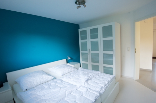 spavaća soba modernog dizajna zidne boje lagune bijeli pokrivači