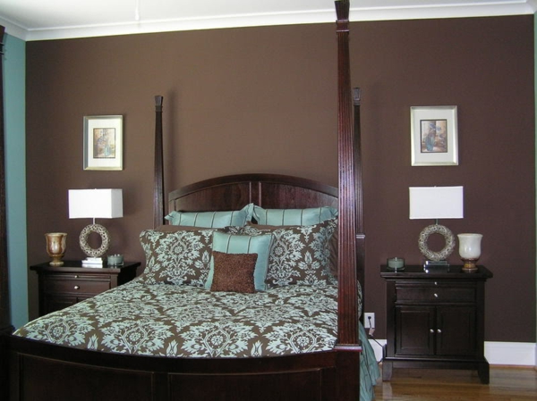 спалня-красива стена-цвят-дървено легло, снимки на стената и две лампи в бяло