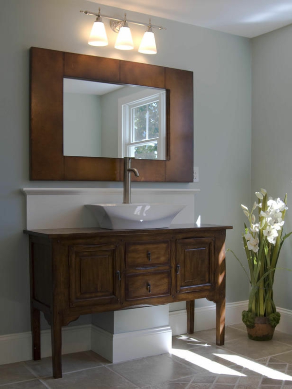 miroir de salle de bain avec un cadre