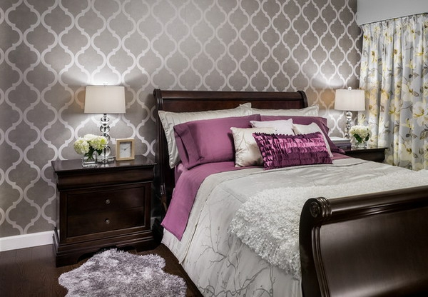 צבעי סטנסילים לבנים על הקיר האפור לעיצוב חדר השינה המודרני