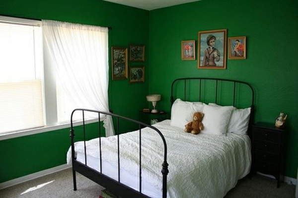υπνοδωμάτιο wallpainting πράσινο λευκό κουρτίνες και εικόνες στον τοίχο