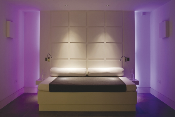 violetti väri makuuhuoneeseen - moderni valaistus