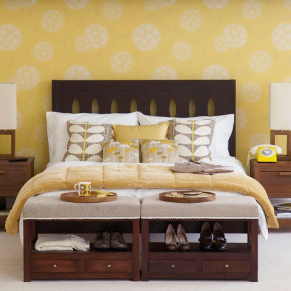 спалнята на дизайна - ярки цветове на стената - много възглавници