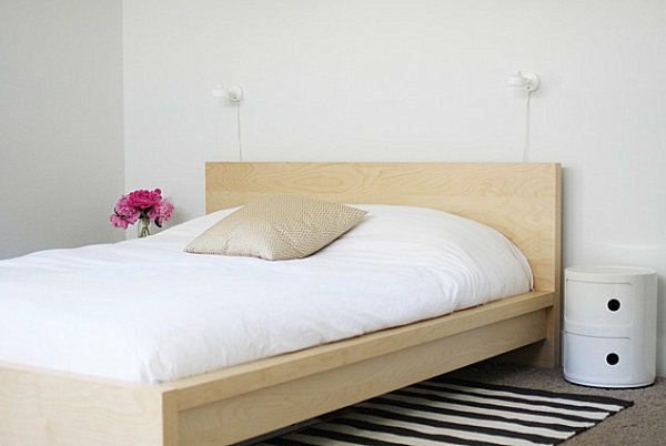 Απλό σκανδιναβικό υπνοδωμάτιο υπνοδωματίου σχεδιασμού με λευκούς τοίχους
