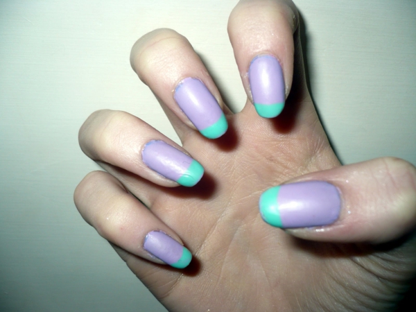 simples ongles violet et bleu