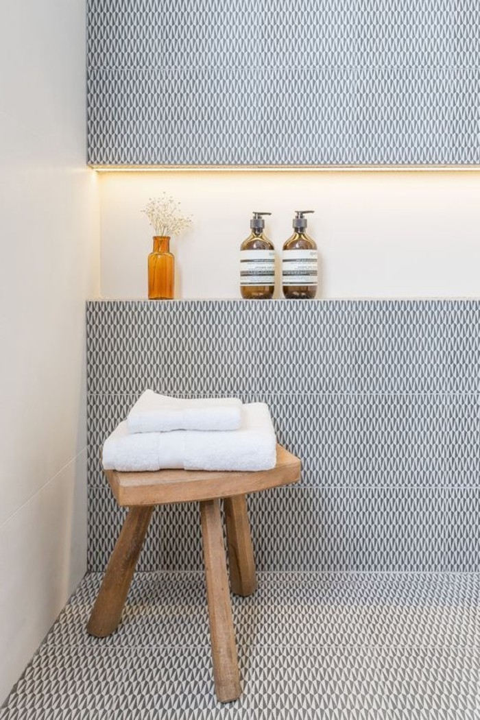 прост-баня-интериор в стил рустик стол-проста стена плочки баня плочки баня