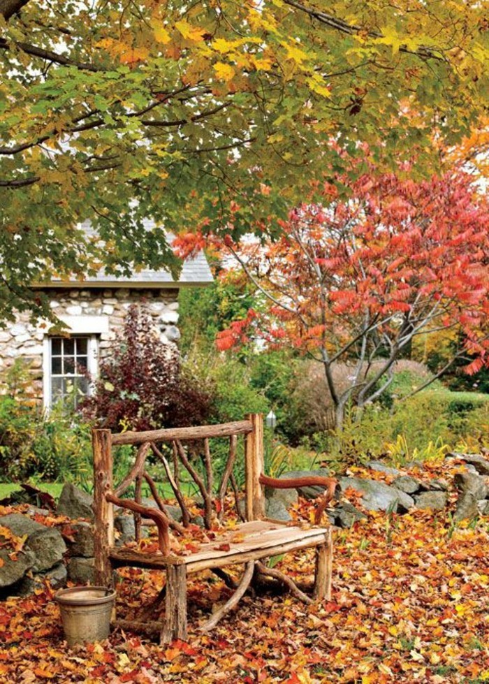 sencillo modelo de banco de madera de jardín hojas bajo-la-otoño